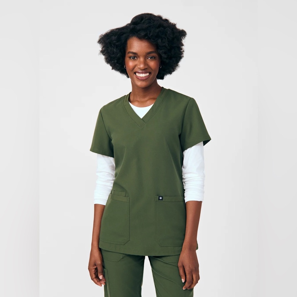 NEW Beyond Scrubs Dream 3-Pocket V-Neck Top Olive Women’s XL